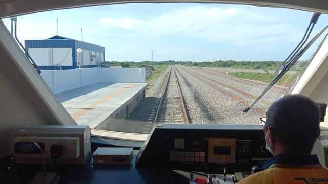 Uji coba Kereta Api Makassar-Parepare jalur Garongkong-Maros. penumpang Kereta Api Makassar-Parepare masih bisa menikmati layanan tanpa tarif ini sampai akhir Desember 2022.