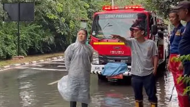 Pakai Mantel Kresek, Ini 7 Momen Tina Toon Tinjau Lokasi Banjir yang Tuai Banyak Pujian