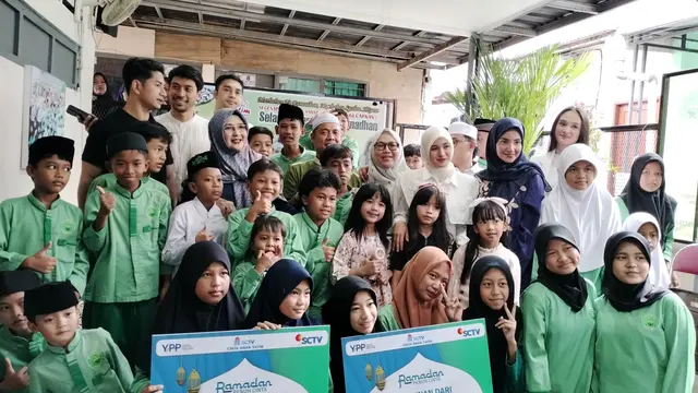 Foto bersama dengan anak yatim dan para pemain Cinta di Ujung Sajadah (Foto:Liputan6.com/Rahmadina Sundari)