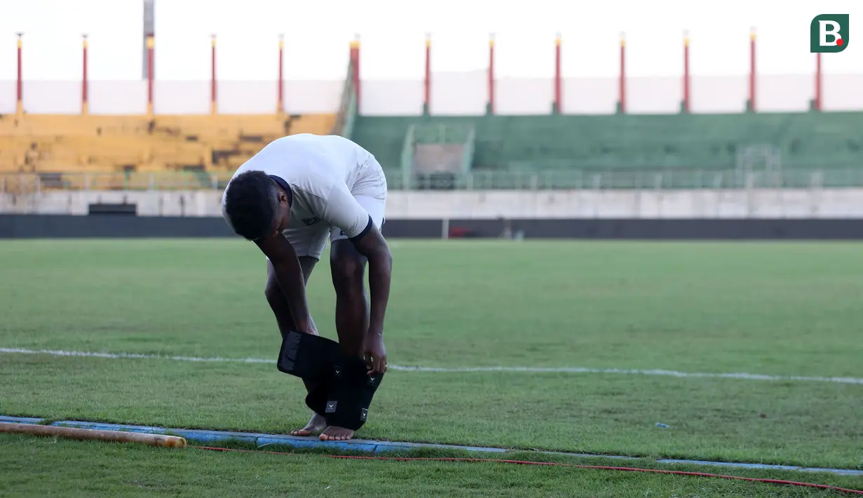 <p>Striker Madura United, Hugo Gomes "Jaja" yang tengah mengalami cedera berlatih secara terpisah dalam sesi official training di Stadion Gelora Bangkalan, Madura, Kamis (30/5/2024) jelang laga leg kedua final Championship Series BRI Liga 1 2023/2024 menghadapi Persib Bandung, Jumat, 31 Mei 2024. (Bola.com/Bagaskara Lazuardi)</p>