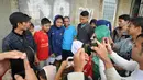 Penyerang Timnas U-23 Indonesia, Evan Dimas diserbu penggemarnya usai melakukan latih tanding dengan sejumlah pemain asing di POR Sawangan, Depok, Rabu (31/12/2014). (Liputan6.com/Helmi Fithriansyah)