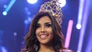 Miss Cartagena, Laura Gonzalez mengenakan mahkota setelah dinobatkan menjadi Miss Colombia 2017 di Cartagena, Kolombia (20/3). Gonzales dinobatkan sebagai Miss Colombia 2017 setelah mengalahkan 23 kandidat lainnya. (AFP/Joaquiin Sarmiento)