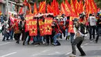 Peringatan Hari Buruh Sedunia yang dilakukan di Istanbul, Turki, Kamis (1/5/2014) berlangsung ricuh. (REUTERS/Murad Sezer)