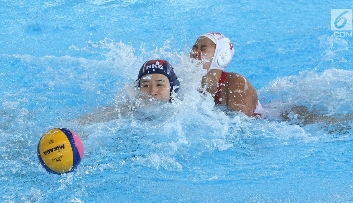 Pemain Polo Air Putri Indonesia, Hanna Firdaus (kanan) berebut bola dengan pemain Hong Kong saat laga penyisihan grup A Asian Games 2018, Jakarta, Jumat (17/8). Indonesia unggul tipis 9-8. (Liputan6.com/Helmi Fithriansyah)