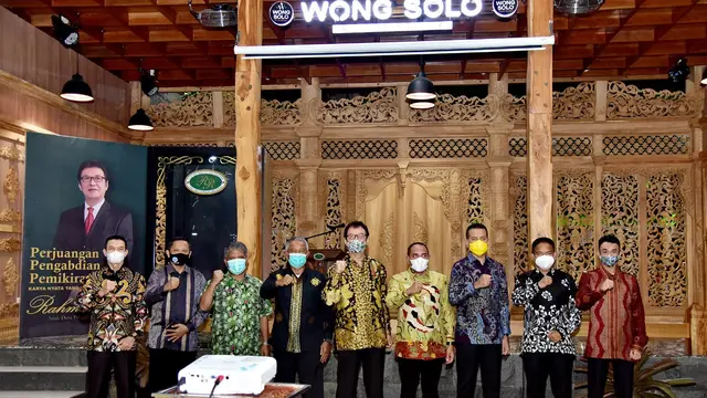 Ayah Raline Shah Rahmat Shah meluncurkan buku ‘DR. H. Rahmat Shah Perjuangan Pengabdian Pemikiran Karya Nyata yang Bermanfaat’ di Taman Joglo Tempat Pertemuan Outdoor Wong Solo Medan.