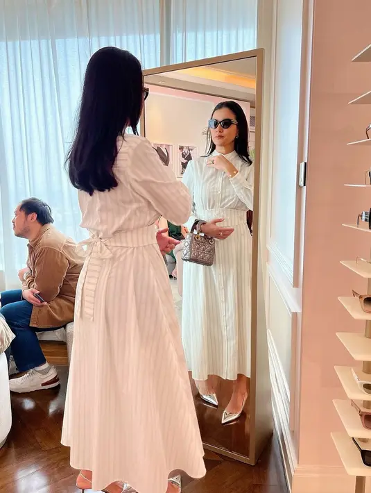 Ia mengenakan Mini Lady Dior berwarna silver dengan harga berkisar Rp95jutaan [@marcella.zalianty]