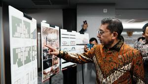 Menteri Kebudayaan Fadli Zon mengamati desain pemenang Sayembara Masterplan Museum Majapahit. (dok. Biro Humas Kemenbud)