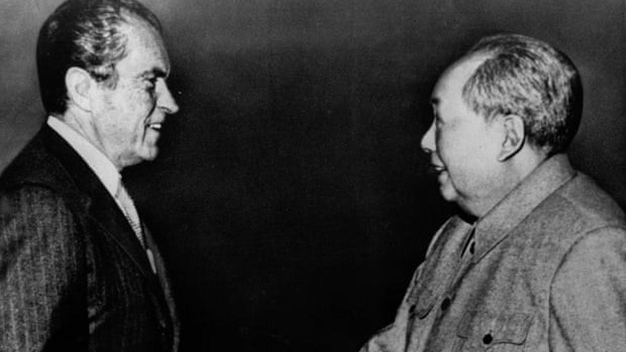 Richard Nixon bersalaman dengan Mao Tse-Tung