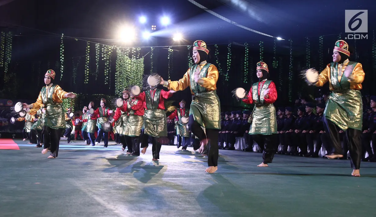Atraksi anggota brimob saat meriahkan HUT Korps Brimob ke-73 di Mako Brimob Polri, Kelapa Dua, Depok, Jawa Barat, Rabu (14/11). Anggota brimob dari berbagi daerah membawakan tarian daerah masing-masing dari bali, papua. (Liputan6.com/Herman Zakharia)