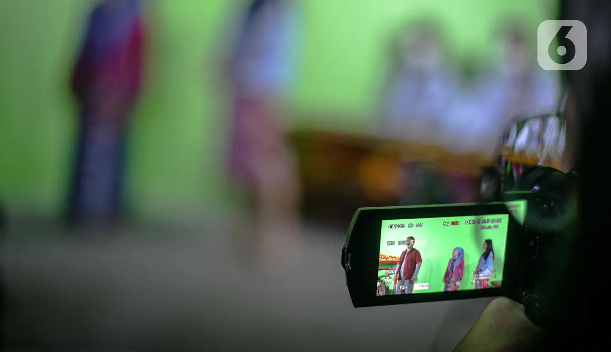 Seniman lenong Betawi saat tampil secara virtual di Jakarta, Selasa (8/12/2020). Kegiatan tersebut bertujuan untuk memberdayakan kembali seniman Betawi yang sempat terhenti di masa pandemi COVID-19. (Liputan6.com/Faizal Fanani)