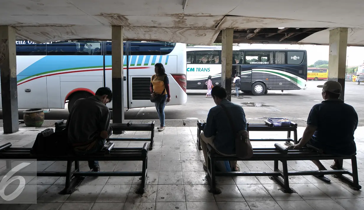 Calon penumpang saat menunggu bus AKAP di Terminal bus Pulogadung, Jakarta, (19/7). Dinas Perhubungan dan Transportasi DKI, mengultimatum agar seluruh PO Bus AKAP di Terminal Pulogadung untuk pindah ke Terminal Pulogebang. (Liputan6.com/Yoppy Renato)
