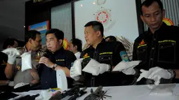 Brigjen Pol Anjan Pramuka Putra (kedua kiri) memperlihatkan narkoba jenis sabu yang berhasil diamankan Polisi, Jakarta, Jumat (6/3/2015). (Liputan6.com/Faisal R Syam)