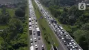 Foto udara memperlihatkan antrean kendaraan pemudik yang mengurangi laju kendaraannya saat melintasi jalan tol Palimanan-Kanci (Palikanci) KM 192, Cirebon, Jawa Barat, Minggu (7/4/2024). (Liputan6.com/Herman Zakharia)
