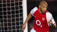 3. Thierry Henry - Pemain bernomor punggung 14 ini adalah mesin gol andalan The Gunners. Kesuksesan Arsenal era Arsene Wenger saat itu tak lepas dari peran kunci nya sebagai striker yang sangat mematikan di depan gawang lawan. (AFP/Odd Andersen)
