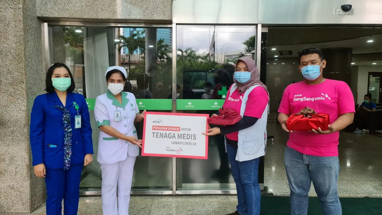 KT&G SangSang Universitas Jakarta Beri Donasi Red Gingseng bantu tenaga medis atau perawat Covid-19