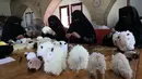 Wanita Palestina membuat boneka domba menjelang Idul Adha, di desa Badui "Umm Al-Nasr" di Jalur Gaza utara (14/7/2021). Pada Hari Raya Idul Adha diperingati peristiwa kurban, yaitu ketika Nabi Ibrahim, yang bersedia untuk mengorbankan putranya Ismail.  (AFP/Mohammed Abed)