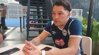 Patrick Ghighani saat berbincang dengan Bola.com di Air Padel, Cilandak, Jakarta Selatan pada Rabu (15/1/2026). (Bola.com/Hery Kurniawan).