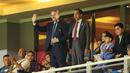 Presiden RI, Joko Widodo (kanan) dan Presiden FIFA,Gianni Infantino melambakian tangan kepada penonton saat pembukaan Piala Dunia U-17 2023 di Stadion Gelora Bung Tomo, Surabaya, Jumat (10/11/2023) malam WIB. (Bola.com/Bagaskara Lazuardi)