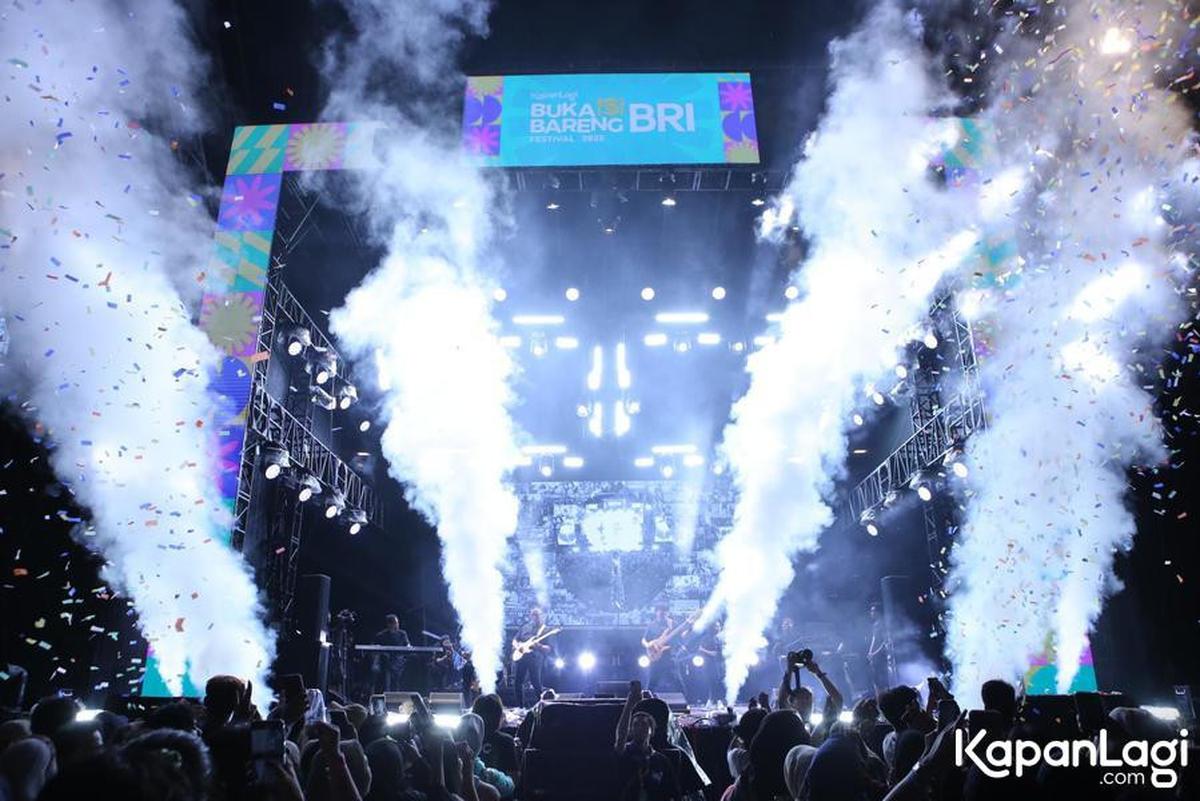 9 Potret Tulus di Panggung KapanLagi Buka Bareng (KLBB) BRI Festival 2025, Sukses Menutup Keseruan Hari Pertama