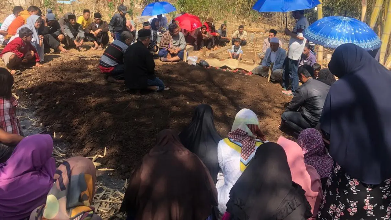 Armi, pelajar kelas VI, salah satu korban sengatan ribuan tawon akhirnya meninggal dunia setelah perbuatan isengnya menyebabkan kemarahan ribuan tawon yang berada di lokasi kejadian.