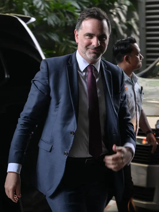 Menteri Perdagangan Prancis Laurent Saint-Martin melakukan kunjungan resmi ke Indonesia dan melakukan pertemuan dengan Menteri Perdagangan Republik Indonesia Budi Santoso di kantor Kementerian Perdagangan, Jakarta, Rabu (9/4/2025). (BAY ISMOYO/AFP)
