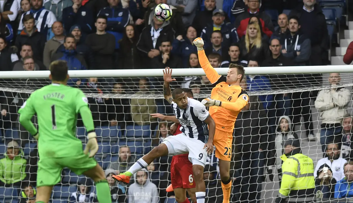 Kiper Liverpool, Simon Mignolet, berusaha menghalau bola kegawangnya. Hasil ini membuat The Reds mengoleksi 66 poin dari 33 laga. ( EPA/Will Oliver)