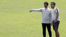 Pelatih Timnas Indonesia U-22, Indra Sjafri, berdiskusi dengan Yunan Helmi saat latihan di Lapangan ABC Senayan, Jakarta, Selasa (8/1). Latihan ini merupakan persiapan jelang Piala AFF U-22. (Bola.com/Vitalis Yogi Trisna)