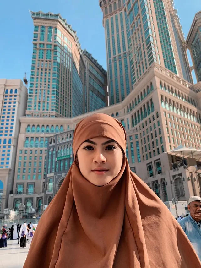 Bikin Pangling, Ini 7 Pesona Hana Saraswati Kenakan Hijab Saat Umroh