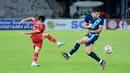 Pemain Timnas Indonesia U-20, Muhammad Dzaki, melepaskan tendangan saat melawan Guatemala pada laga turnamen mini di Stadion Utama Gelora Bung Karno (SUGBK), Selasa (21/2/2023). Dengan hasil yang mengecewakan tersebut sudah sepatutnya Garuda Muda harus segera bebenah dengan melakukan latihan akstra keras agar mampu tampil maksimal dan meraih hasil yang positif. (Bola.com/M Iqbal Ichsan)