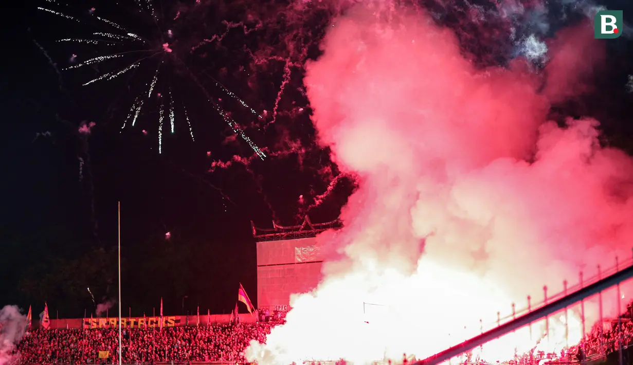 <p>Para suporter menyalakan flare yang membuat laga leg kedua final Pegadaian Liga 2 2023/2024 dihentikan untuk keunggulan PSBS Biak 3-0 atas Semen Padang di Stadion GOR Haji Agus Salim, Padang, Sabtu (9/3/2024). (Bola.com/Bagaskara Lazuardi)</p>