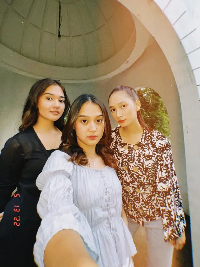 7 Potret Esta Pramanita Kompak Hangout Bareng Pemain Sinetron Roda Roda Gila