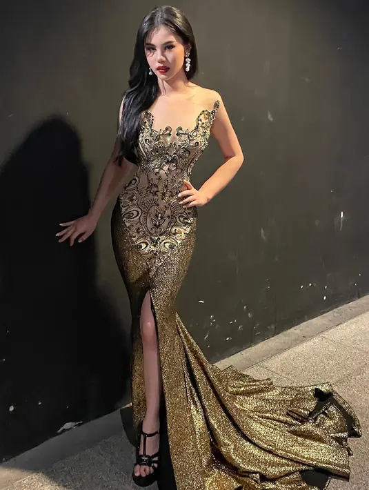 Ia juga memakai dress bling bling dengan sequin emas dan hiasan bordir mewah dan megah. (Foto: Instagram @zoe_levana)