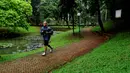 Seorang warga memanfaatkan area untuk berolahraga di Taman Langsat, Kebayoran Baru, Jakarta Selatan, Kamis (06/03/14). (Liputan6.com/Andrian Martinus Tunay)