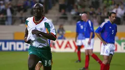 Gelandang Senegal Pape Bouba Diop (kiri) melakukan selebrasi setelah mencetak gol pertama Piala Dunia FIFA 2002 Korea/Jepang di Seoul, 31 Mei 2002. Senegal unggul 1-0 atas juara bertahan Prancis dalam pertandingan pembuka Grup A . (AFP PHOTO/Patrick HERTZOG)