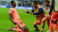 Marcus Rashford dari Barcelona, ​​kiri, merayakan gol pembuka dalam laga pembuka Liga Champions antara Newcastle dan Barcelona di Newcastle, Inggris, Jumat (19-9-2025) dini hari WIB. (Owen Humphreys/PA via AP)