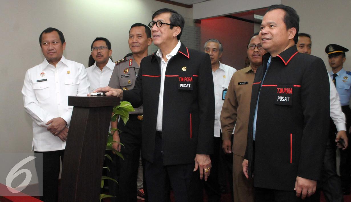 Menkumham Yasonna Laoly menekan tombol saat meresmikan tim Pengawasan Orang Asing  (PORA) di Gedung Imigrasi Kemenkumham, Jakarta (8/4). Yasonna menekankan, tim PORA harus bekerja optimal menangani masalah warga negara asing. (Liputan.com/Helmi Afandi)