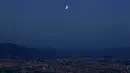 Keindahan gerhana bulan di atas langit kota San Jose di Rancho Redondo, Sabtu (4/4/2015). (REUTERS/Juan Carlos Ulate)