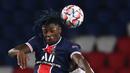 Striker Paris Saint Germain, Moise Kean, berduel udara dengan pemain RB Leipzig dalam laga lanjutan Liga Champions 2020/21 di Parc des Princes Stadium, Paris, Rabu (25/11/2020). PSG mengalahkan Leipzig dengan skor 1-0. (AFP/Franck Fife)