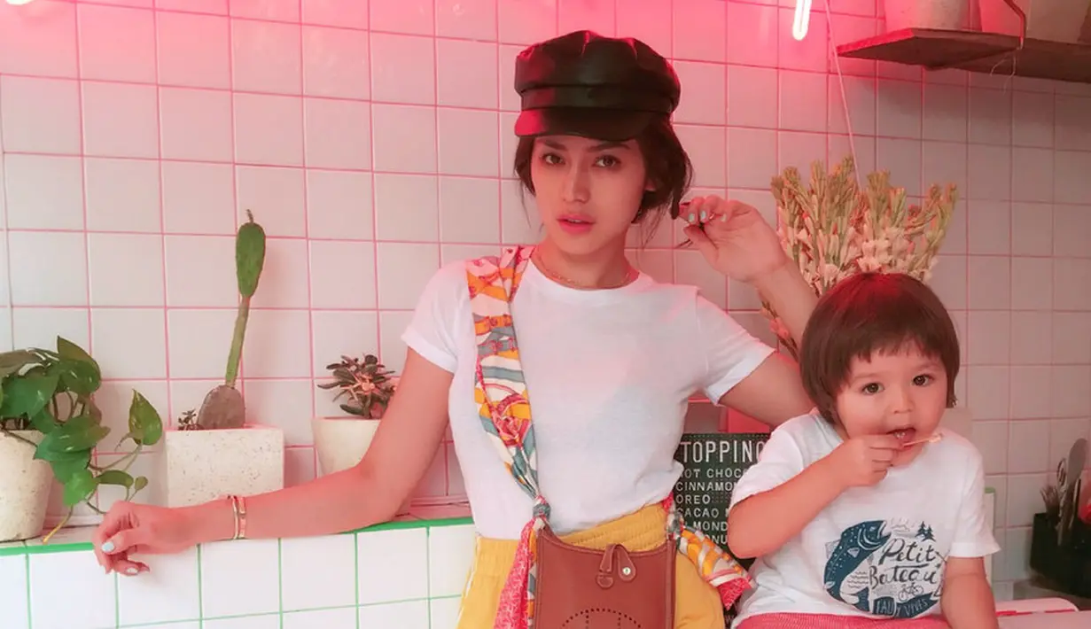 Ibu dan anak yang satu ini selalu berhasil mencuri perhatian. Jessica Iskandar selalu tuai pujian lantaran berhasil menjalankan perannya sebagai single parent. Banyak yang menganggap Jedar bisa mendidil El Barack dengan baik. (Instagram/inijedar)