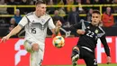 Bek timnas Jerman, Niklas Sule berebut bola dengan pemain Timnas Argentina Lautaro Martinez dalam laga persahabatan di Stadion Signal Iduna Park, Dortmund, Rabu (9/10/2019).  Sempat unggul dua gol, Timnas Jerman harus puas bermain 2-2 setelah Argentina mampu menyamakan kedudukan (AP/Martin Meissner)