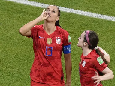 Penyerang Amerika Serikat Alex Morgan (kiri) berselebrasi usai mencetak gol ke gawang Inggris pada semifinal Piala Dunia Wanita 2019 di Lyon Stadium, Prancis, Selasa (2/7/2019). Alex Morgan mengundang sorotan karena selebrasinya tersebut. (Jean-Philippe KSIAZEK/AFP)