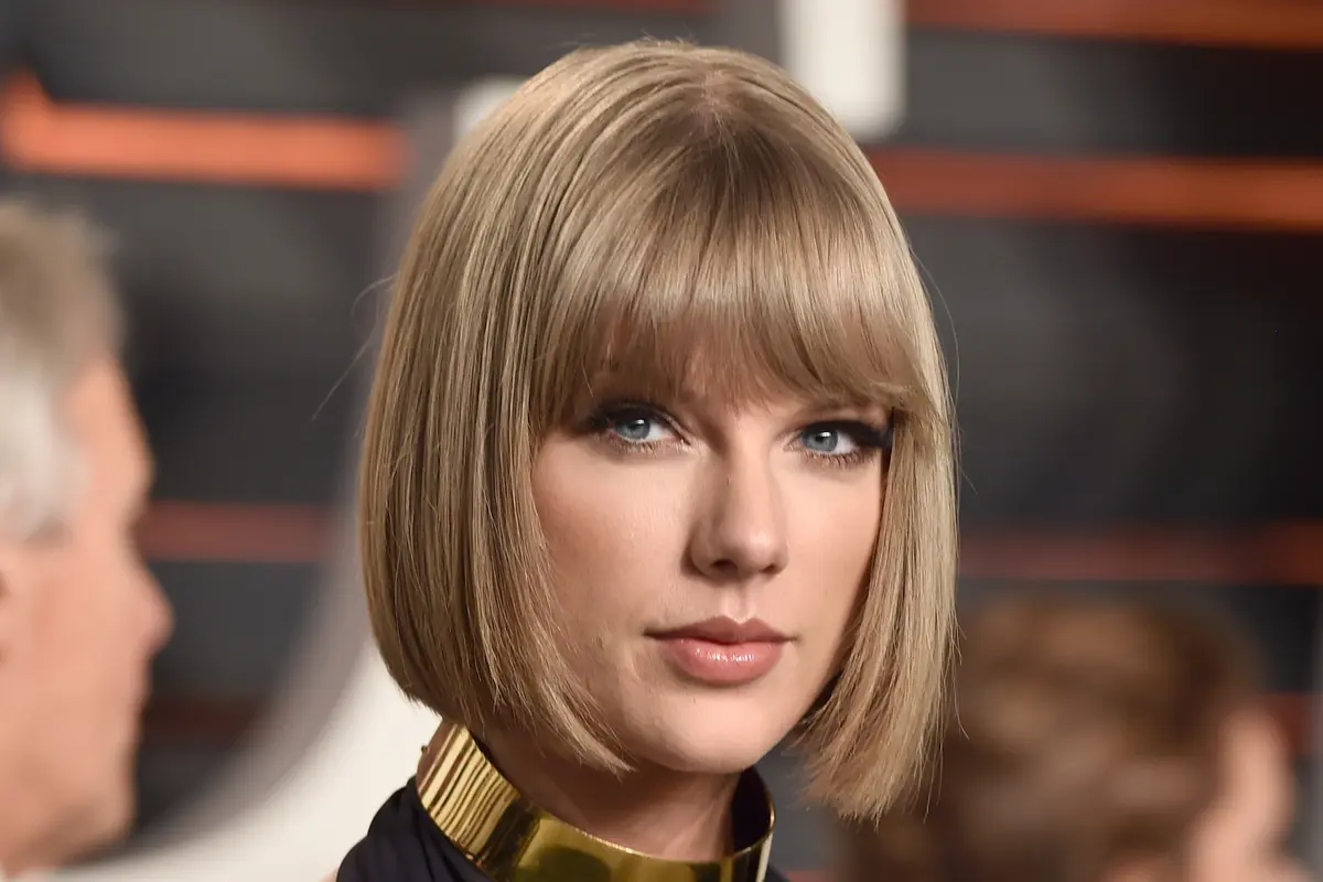 Taylor Swift enggan berjalan bersama pasangannya di karpet merah. (AFP/Bintang.com)