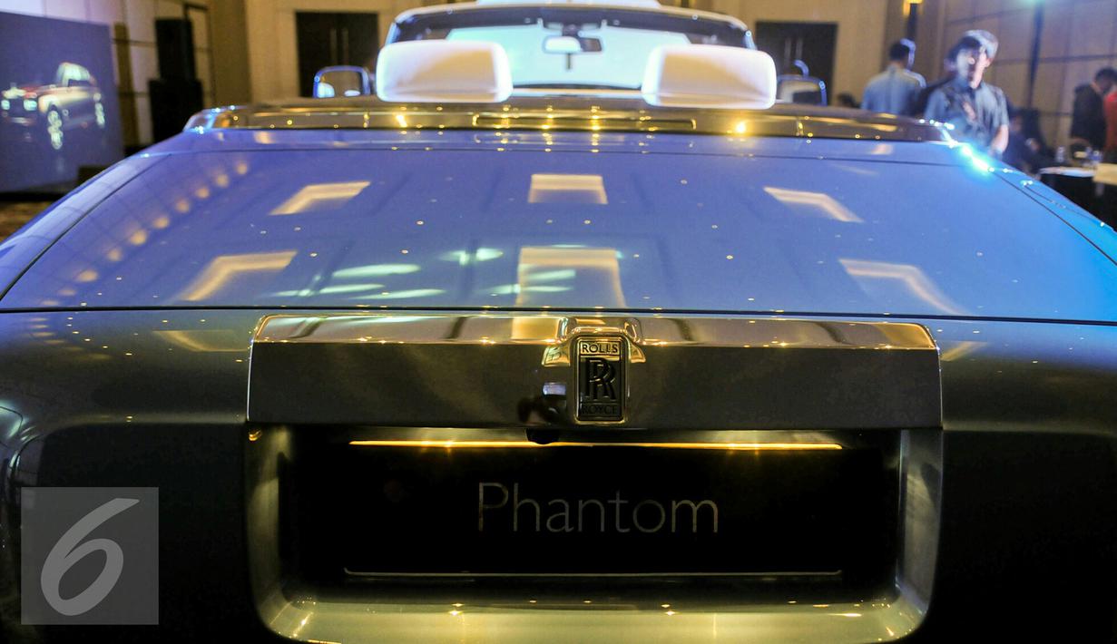 Rolls-Royce Bespoke Phantom "Year of the Dragon" memiliki tempat khusus di Asia, Jakarta, Kamis (31/3). Rolls-Royce Phantom adalah penggabungan unsur desain cukup rumit, mewakili lambang keberuntungan dari budaya timur. (Liputan6.com/Yoppy Renato)