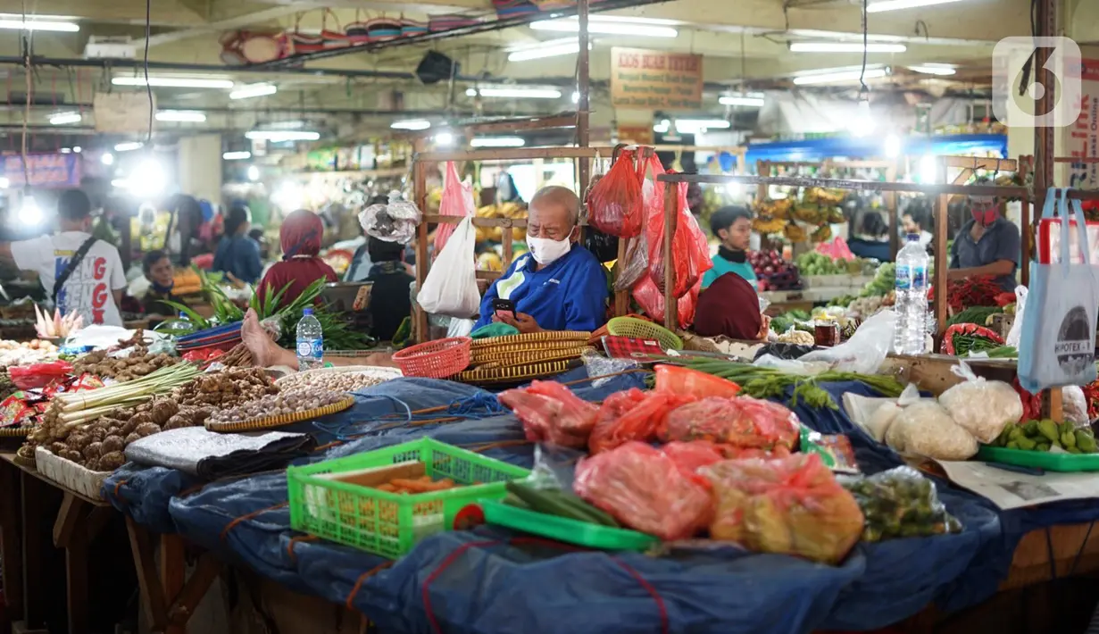 Suasana aktivitas jual beli di Pasar Minggu, Jakarta, Kamis (2/7/2020). Pemprov DKI Jakarta memutuskan untuk mengembalikan operasional seluruh pasar yang ada seperti sedia kala dengan memperpanjang jam buka pasar serta menghapus sistem operasional ganjil genap. (Liputan6.com/Immanuel Antonius)