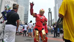 Tokoh robot Iron Man ikut memeriahkan acara parade kebudayaan bertajuk 'Kita Indonesia' di kawasan Bundaran HI, Jakarta, Minggu (4/12). Aksi yang didukung oleh berbagai elemen kebangsaan ini diikuti oleh ribuan massa pendukung. (Liputan6.com/Angga Yuniar)