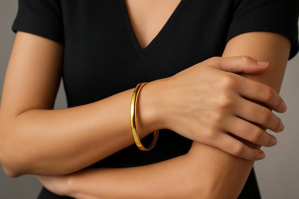 8 Inspirasi Gelang Emas Polos 24K, Fashion Item yang Enggak Pernah Ketinggalan Zaman
