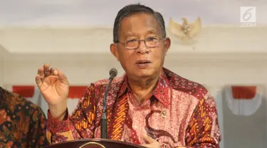 Menteri Koordinator Bidang Perekonomian Darmin Nasution saat meluncurkan Paket Kebijakan Ekomomi XVI di Kantor Presiden, Jakarta, Jumat (16/11). Pemerintah meluncurkan Paket Kebijakan Ekonomi XVI. (Liputan6.com/Angga Yuniar)