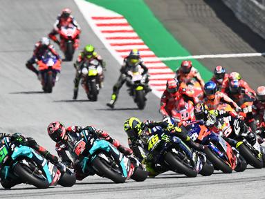 Para pembalap saat beraksi pada MotoGP Austria di Sirkuit Red Bull Ring, Minggu (16/8/2020). Dovizioso finis pertama dengan catatan waktu 28 menit 20,853 detik. (AFP/Joe Klamar)