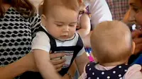 Coba saja lihat apa yang bisa dipetik dari tingkah laku Pangeran kecil ini saat bermain bersama bayi seusianya