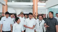 Pj Gubernur Jawa Barat Bey Machmudin bersama Dirjen Perhubungan Udara Kemenhub Maria Kristi meninjau Bandara Kertajati, Selasa (10/10/2023). (Dok AP II)